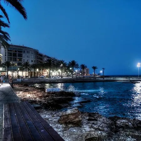 With Queensize Bed, Wifi, Ac, 5 Min Walk To The