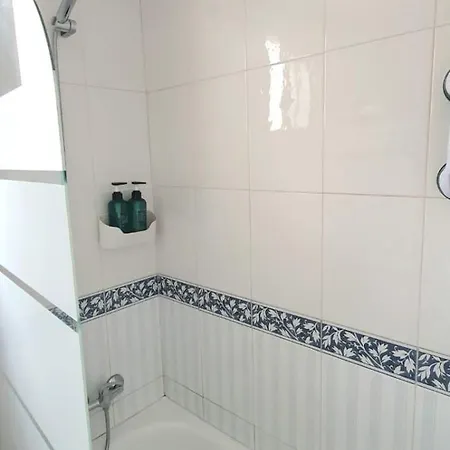 公寓 With Balcony, Wifi, Ac, 5 Min Walk To The