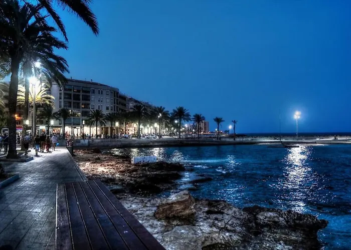 With Queensize Bed, Wifi, Ac, 5 Min Walk To The