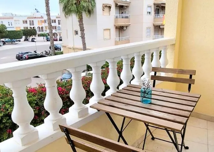 With Queensize Bed, Wifi, Ac, 5 Min Walk To The Lägenhet