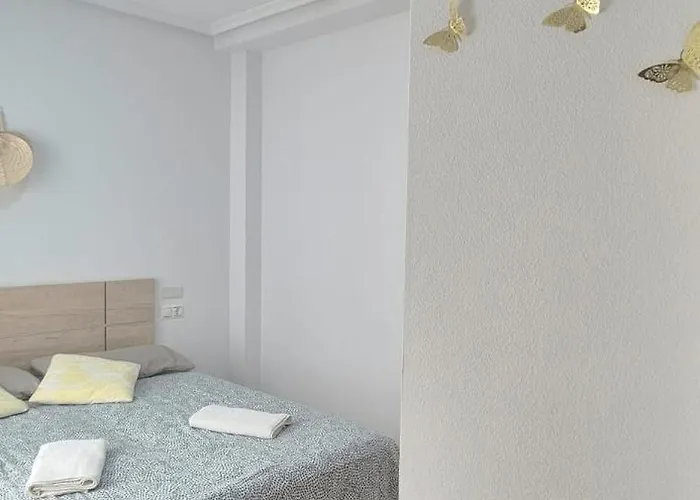 Lägenhet With Queensize Bed, Wifi, Ac, 5 Min Walk To The